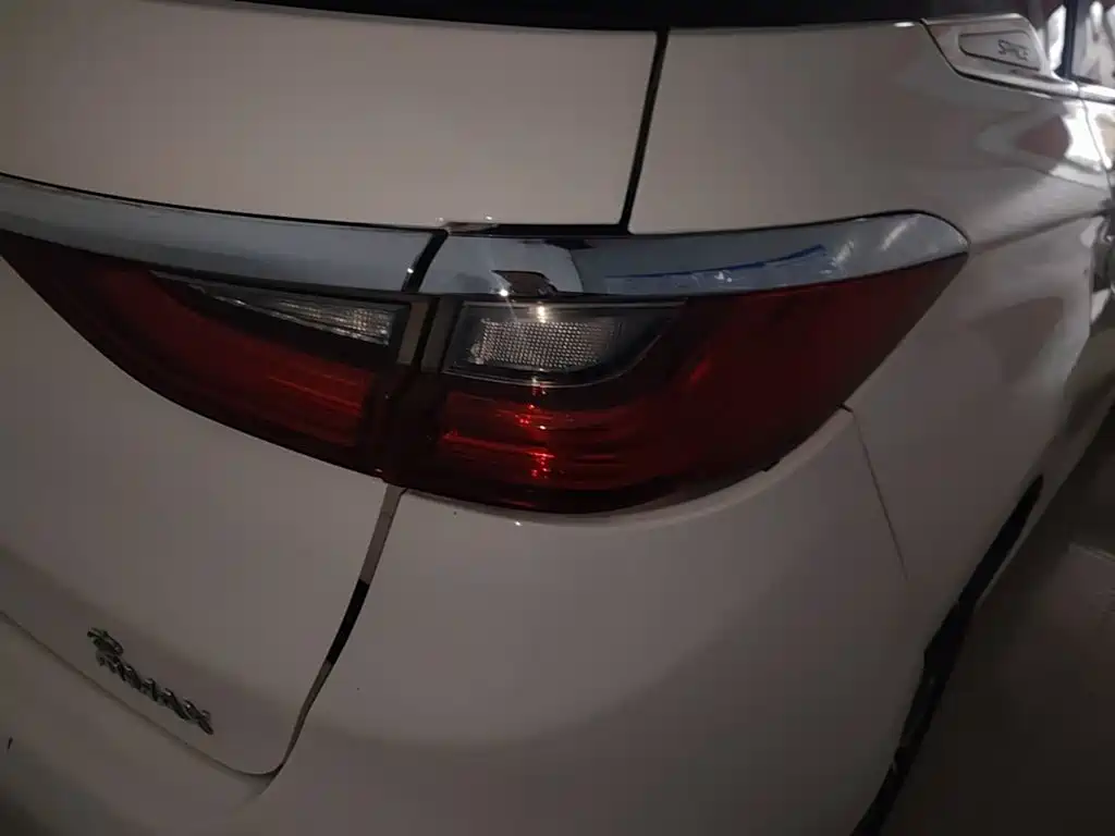 BYD MAX — миниатюра 8