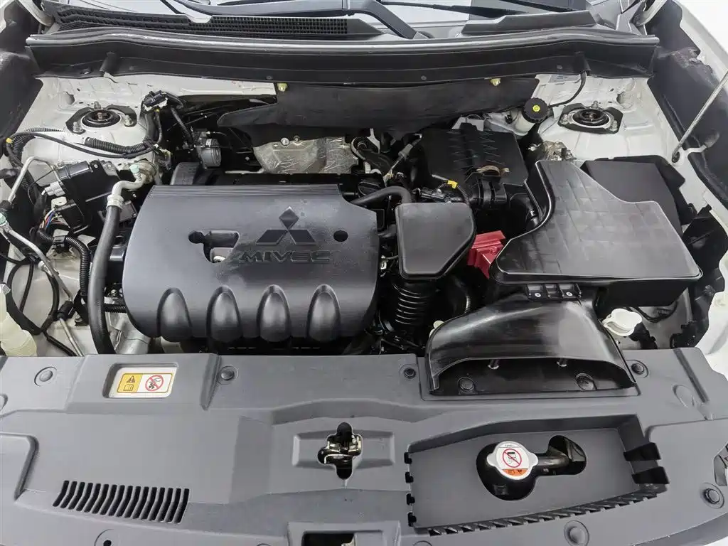 Mitsubishi Outlander 2016 2.4L Elite 5 мест