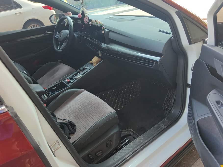 Volkswagen Golf 1.4 л 2024 г. красный/фиолетовый, пробег 39600 км