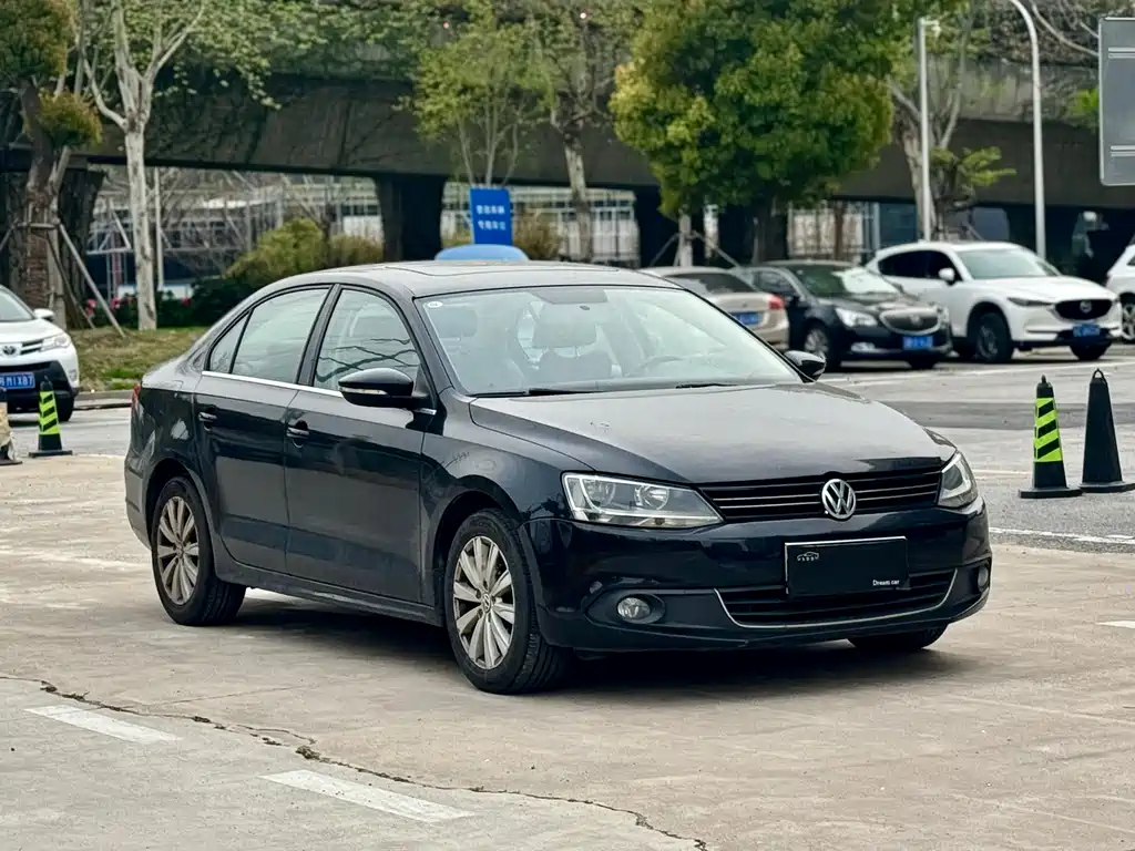 Volkswagen Sagitar 2014 1.6L AT Comfort