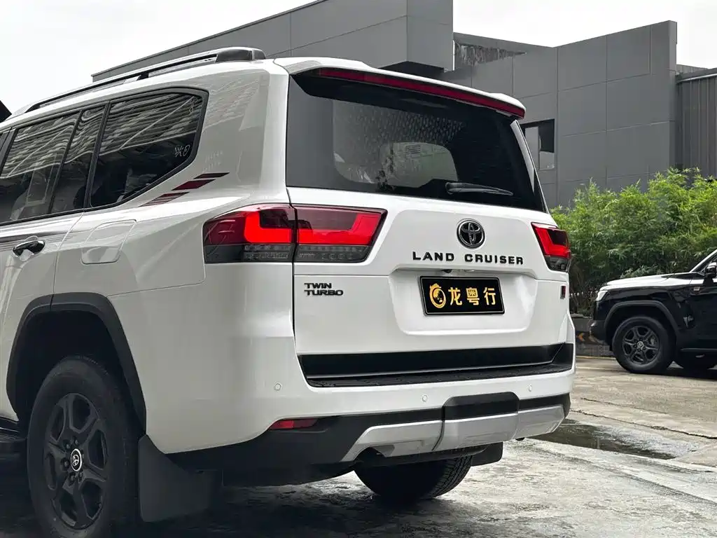 Toyota Land Cruiser LC300 2024 3.5T AT