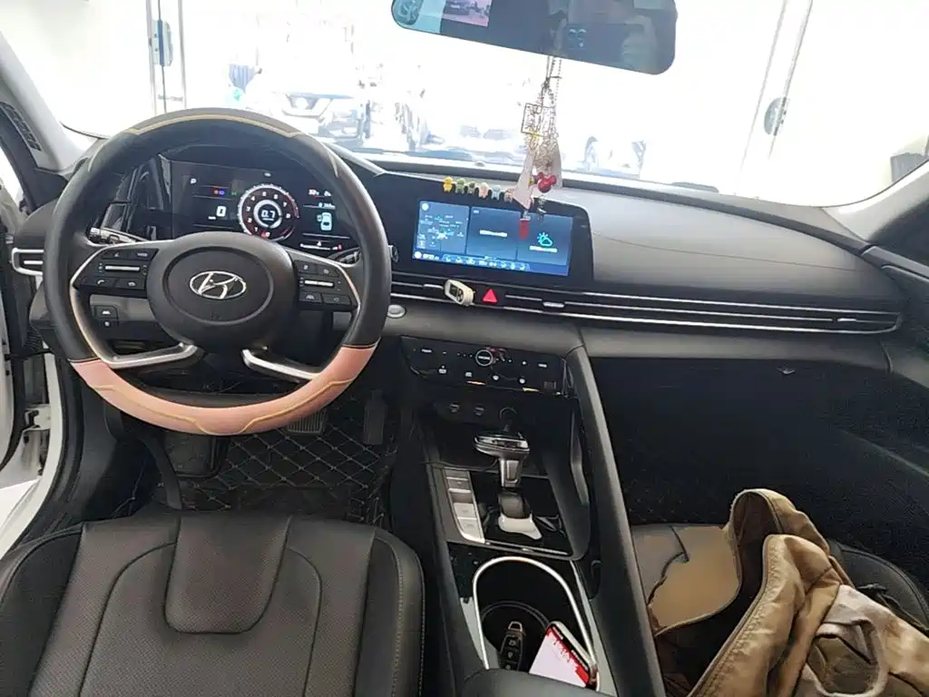 Hyundai Elantra — миниатюра 10