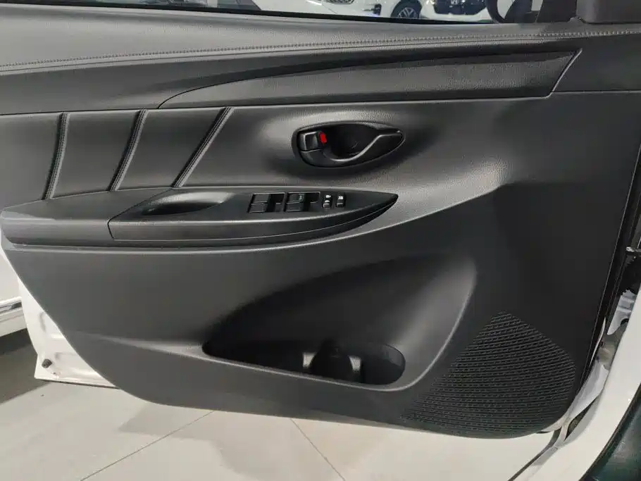 Toyota Yaris L — миниатюра 7