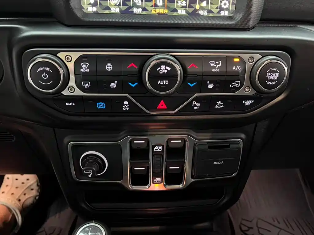 Jeep Wrangler PHEV — миниатюра 9