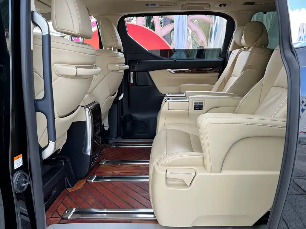 Toyota Alphard — миниатюра 14