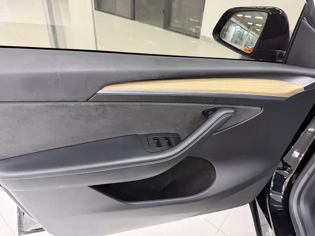 Tesla Model Y — миниатюра 8
