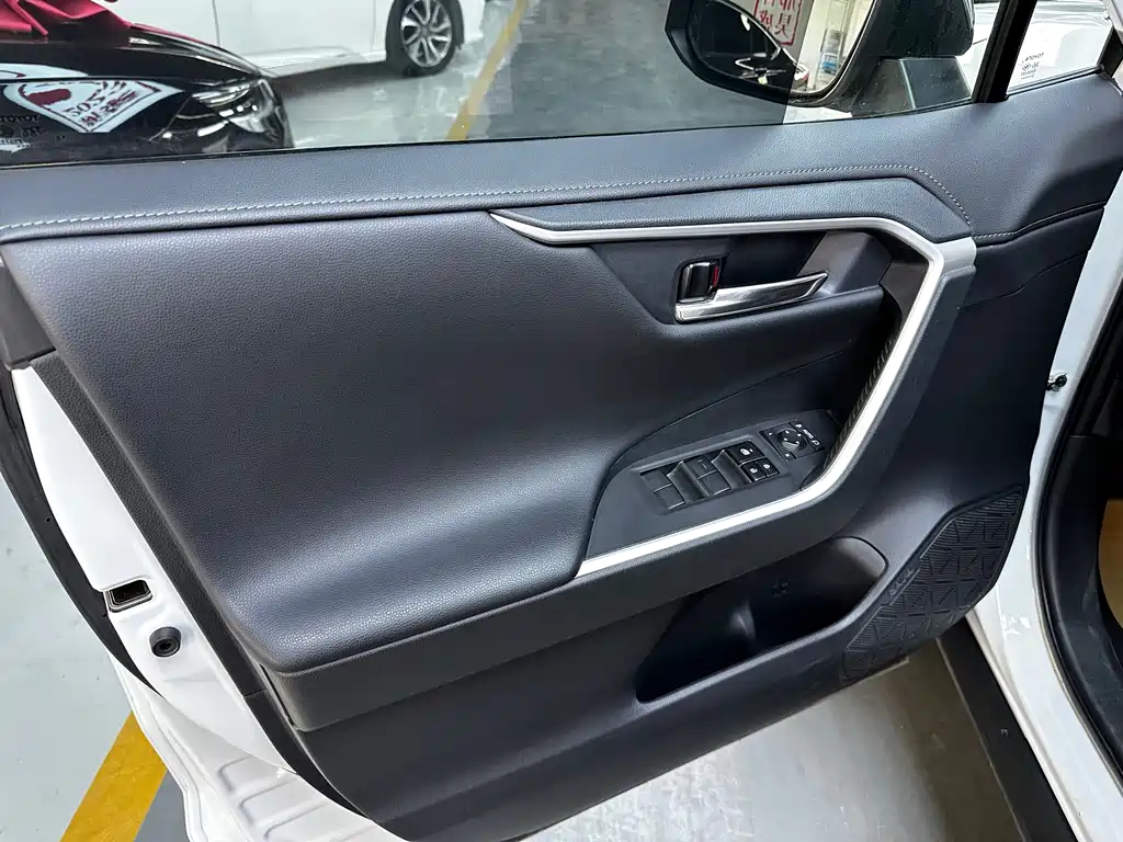 Toyota RAV4 2023 2.0L CVT Plus