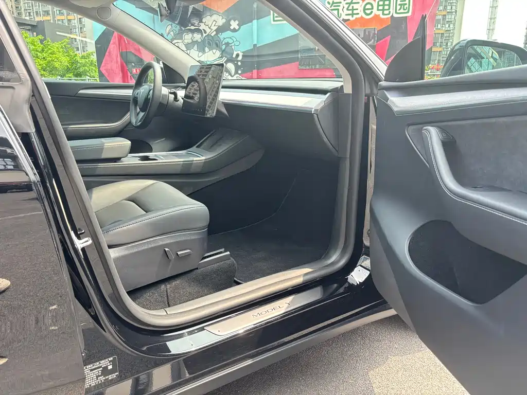Tesla Model Y — миниатюра 16