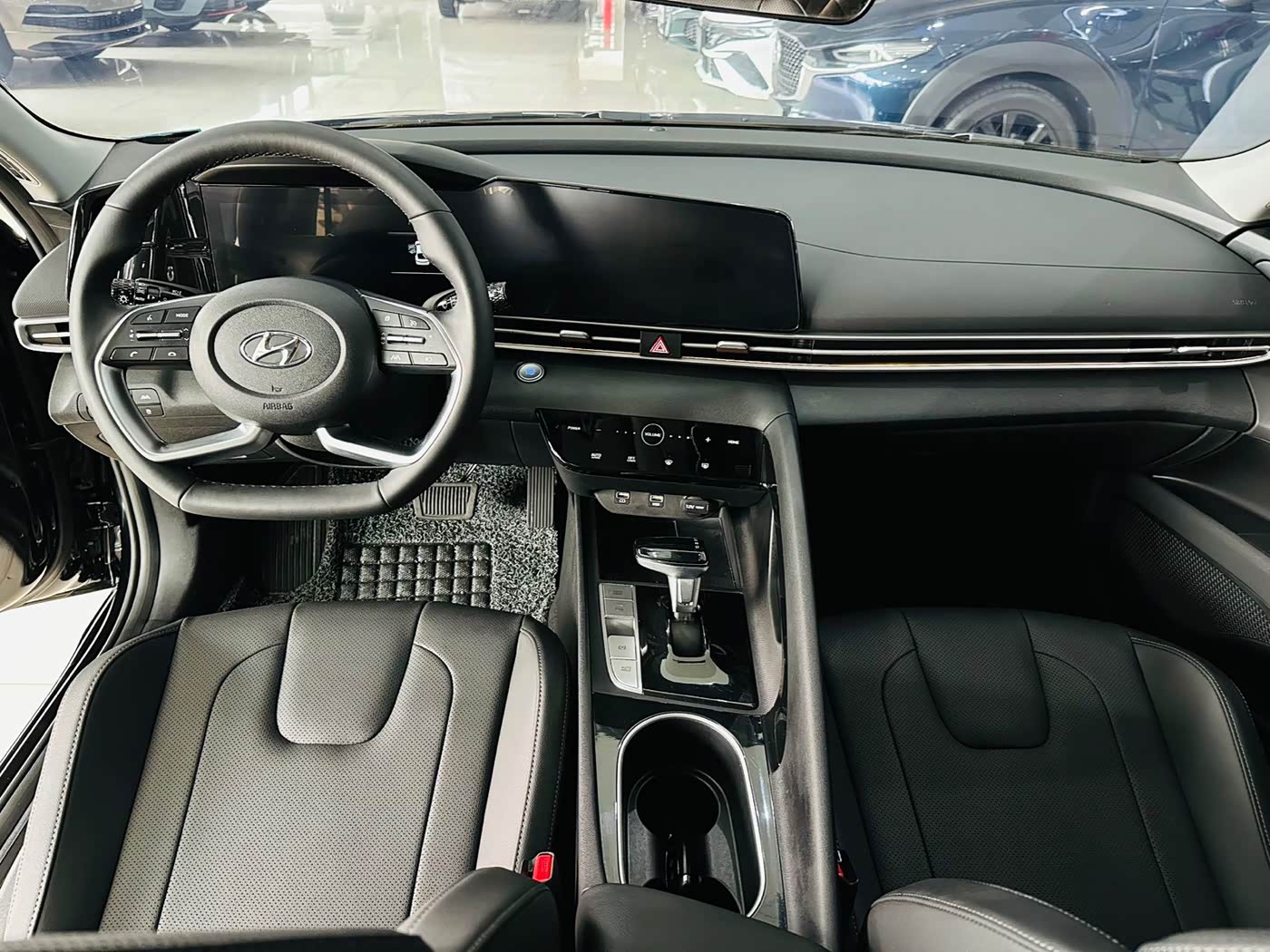 Hyundai Elantra 1.5 л 2022 г. Чёрный, пробег 26000 км