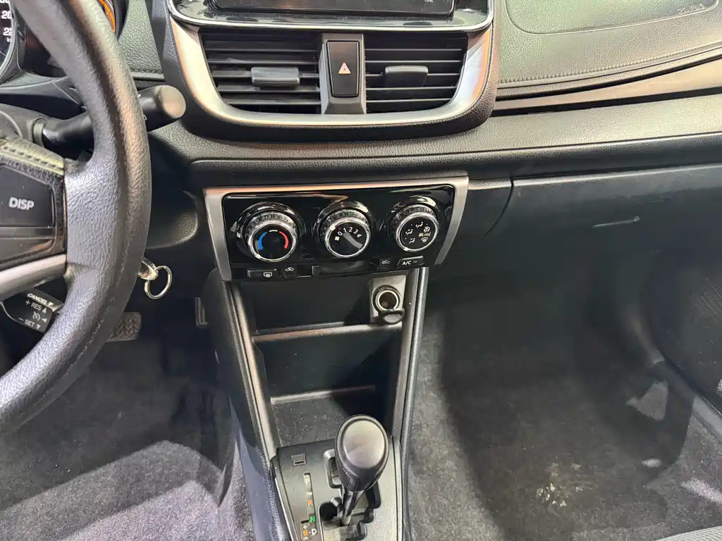 Toyota Yaris L - фото 12
