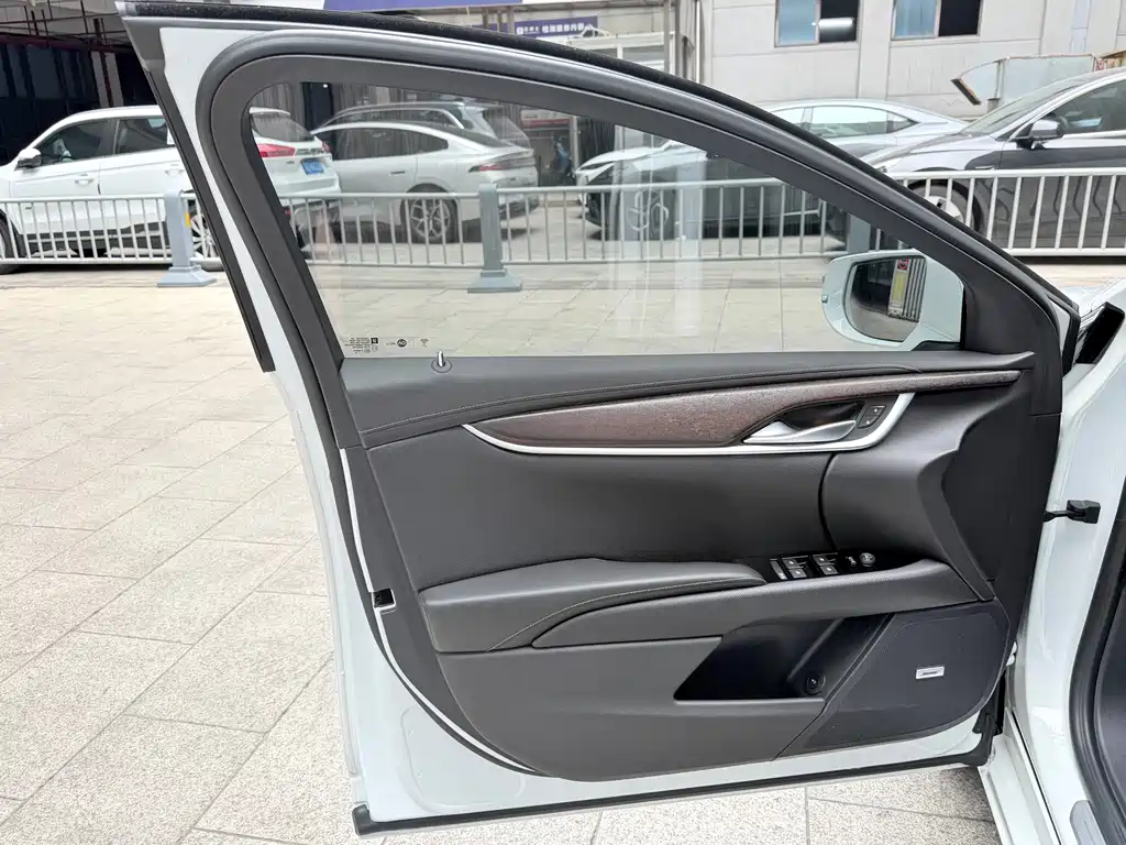 Cadillac XTS — миниатюра 6