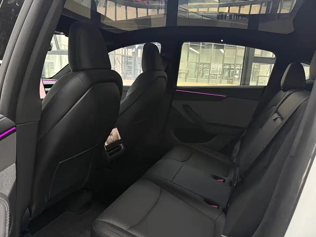 Tesla Model Y — миниатюра 5