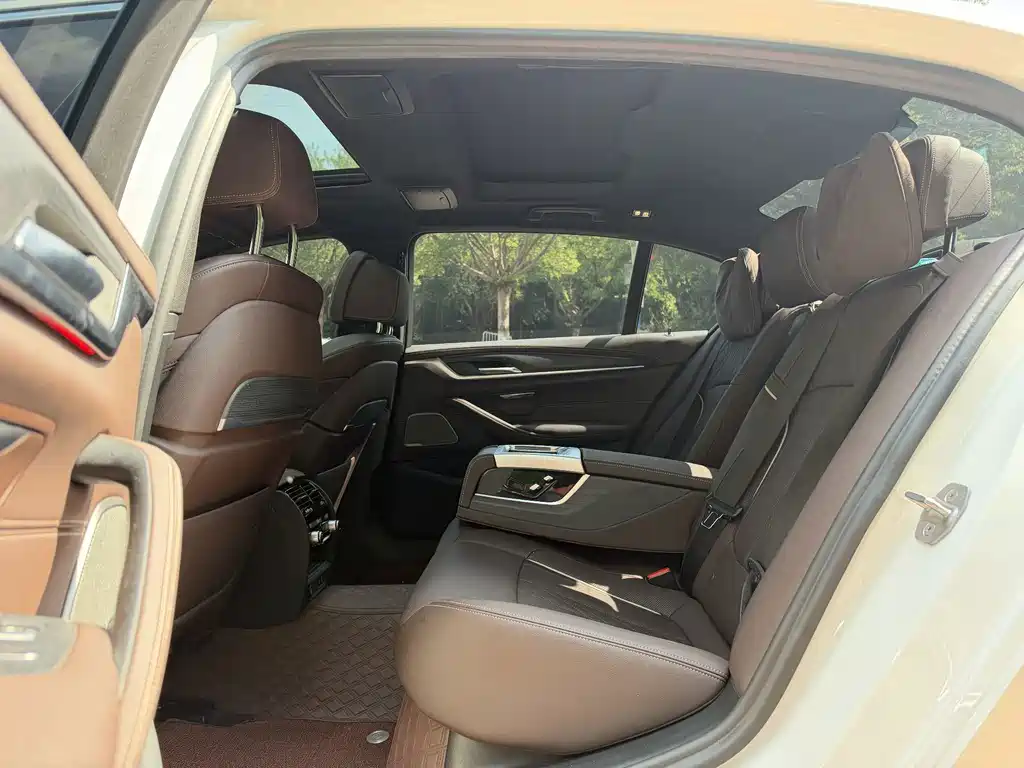 BMW 5 Series — миниатюра 11