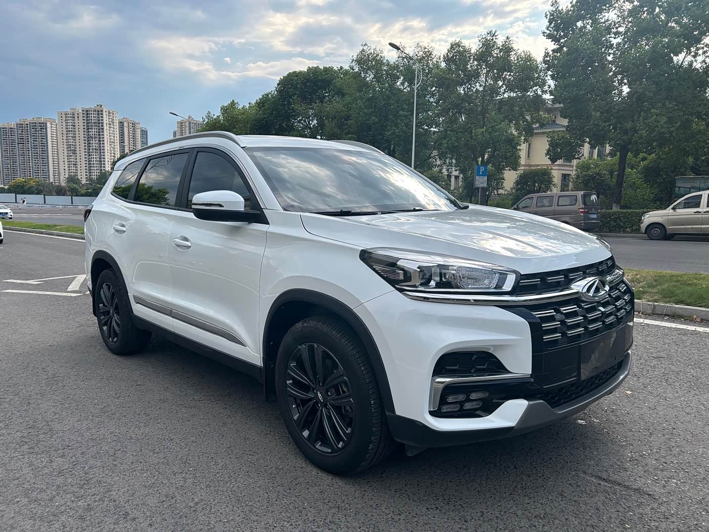 CHERY Tiggo 8 1.5 л 2023 г. Белый, пробег 14000 км