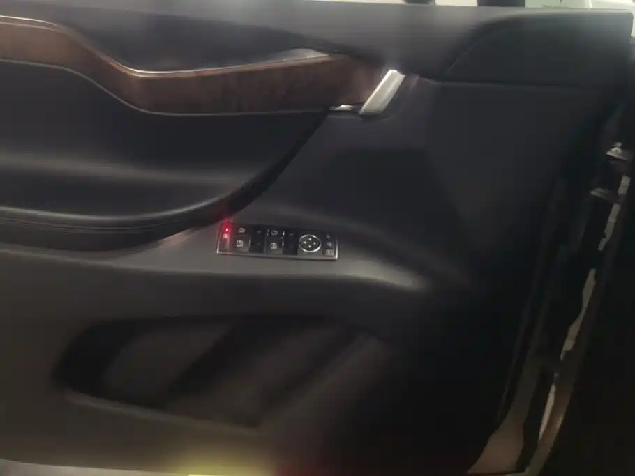 Tesla Model X — миниатюра 7