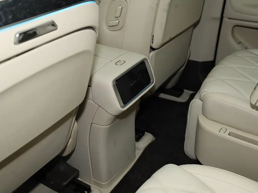 AITO ASK THE WORLD M9