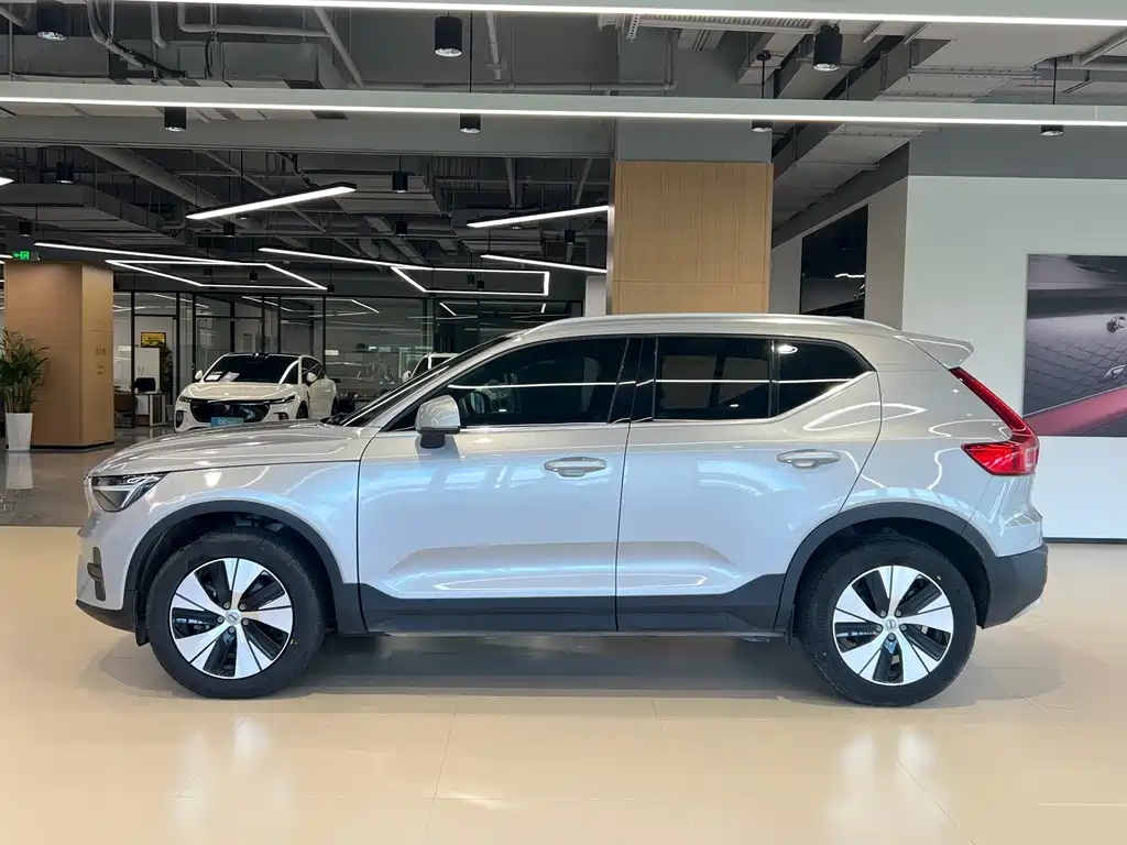 Volvo XC40 2024 — фото 3