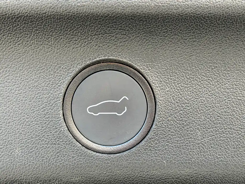 Tesla Model Y — миниатюра 7