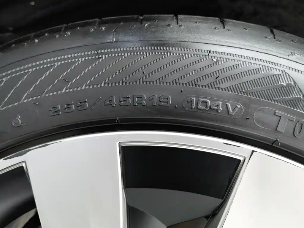 Tesla Model Y — миниатюра 24