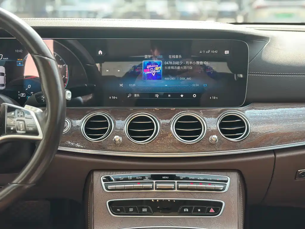 Mercedes-Benz E-Class — миниатюра 13
