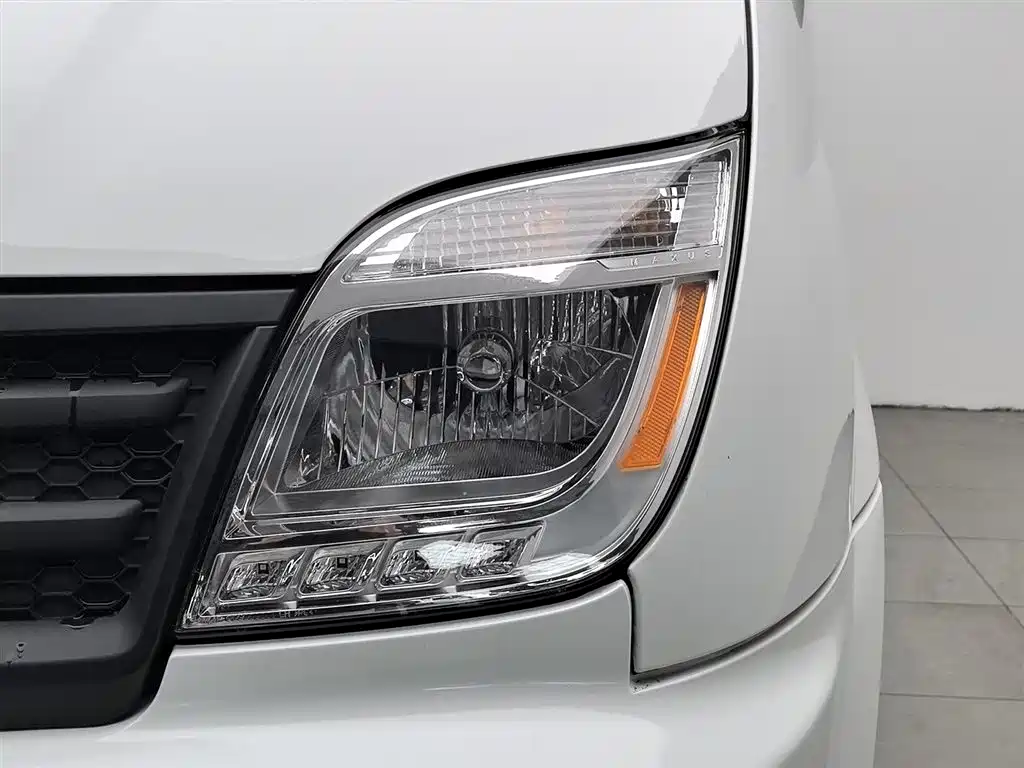 Maxus V80 2023 2.0T MT 3 мест