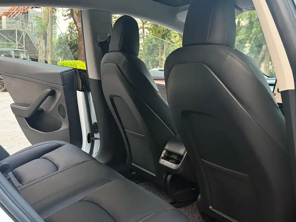Tesla Model 3 — миниатюра 12