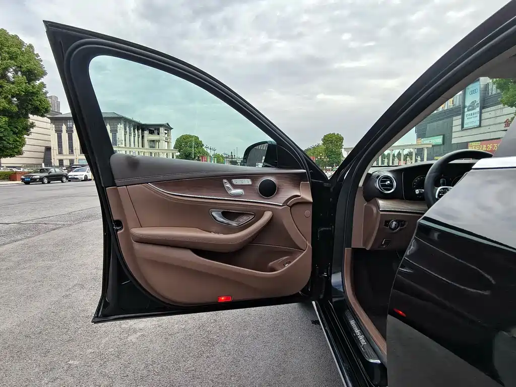 Mercedes-Benz E-Class — миниатюра 10