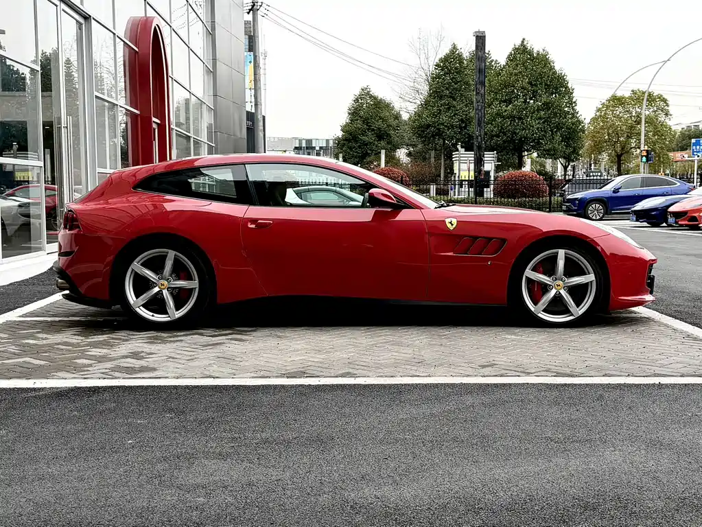 Ferrari GTC4Lusso 2017 3.9T V8