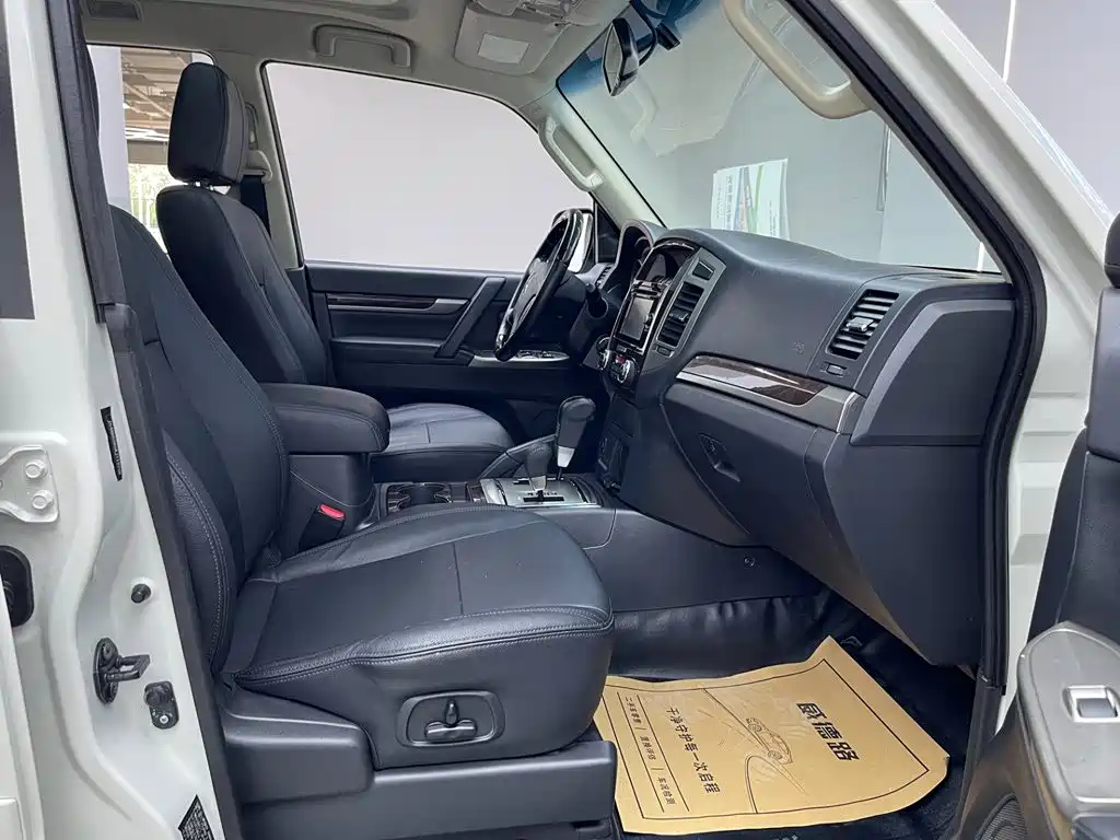 Mitsubishi Pajero (Import) — миниатюра 17