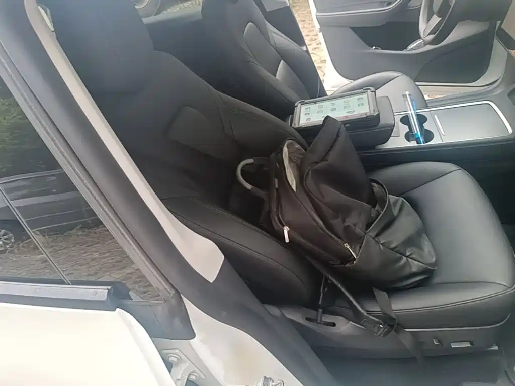 Tesla Model Y — миниатюра 25