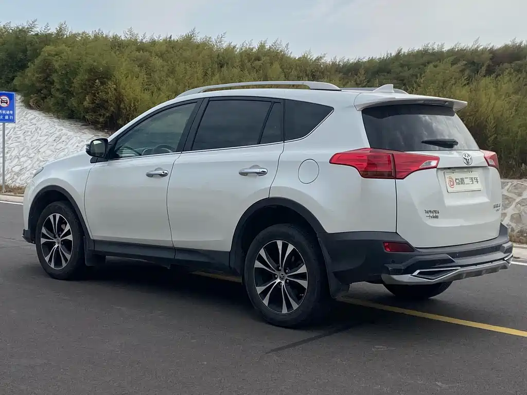 Toyota RAV4 — миниатюра 6