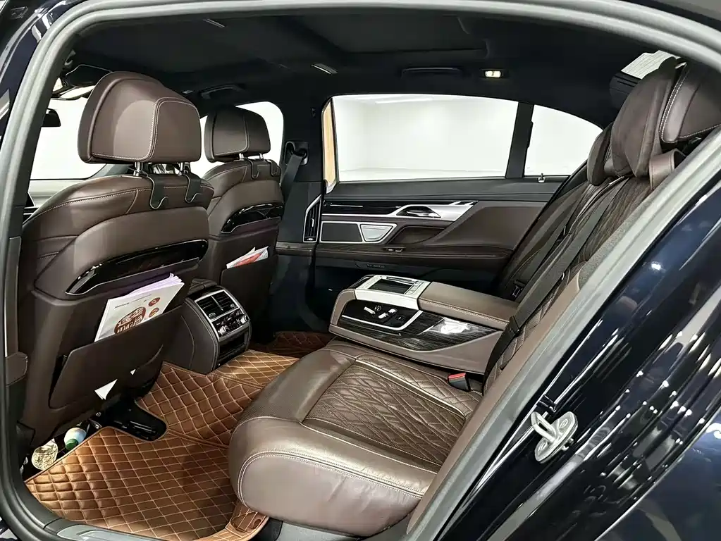 BMW 7 Series — миниатюра 5
