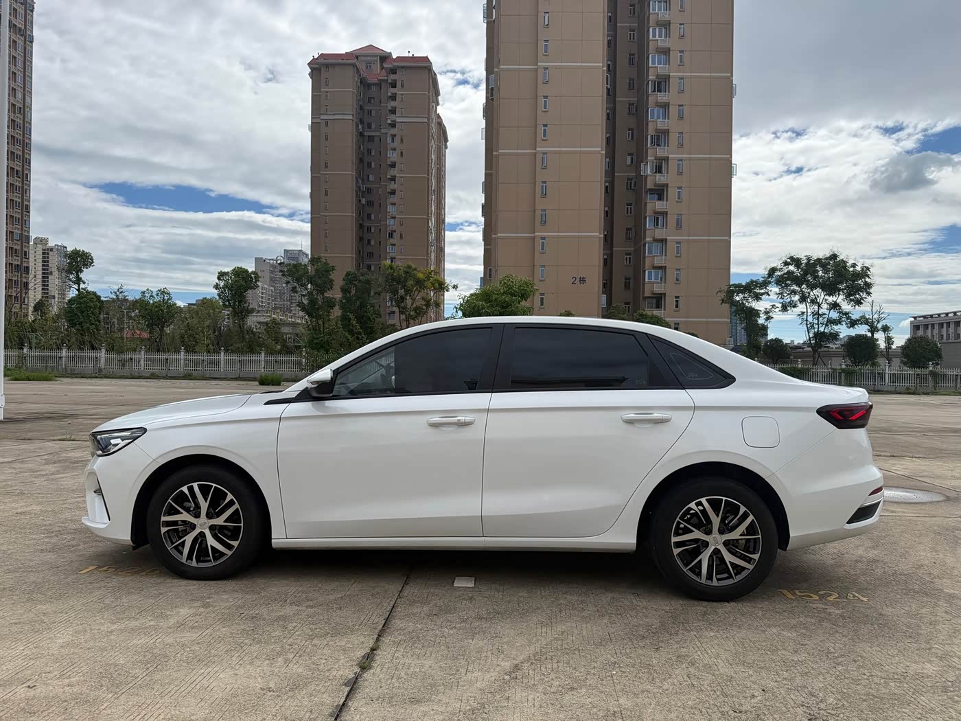 Geely Emgrand 1.5 л 2022 г. Белый, пробег 15000 км
