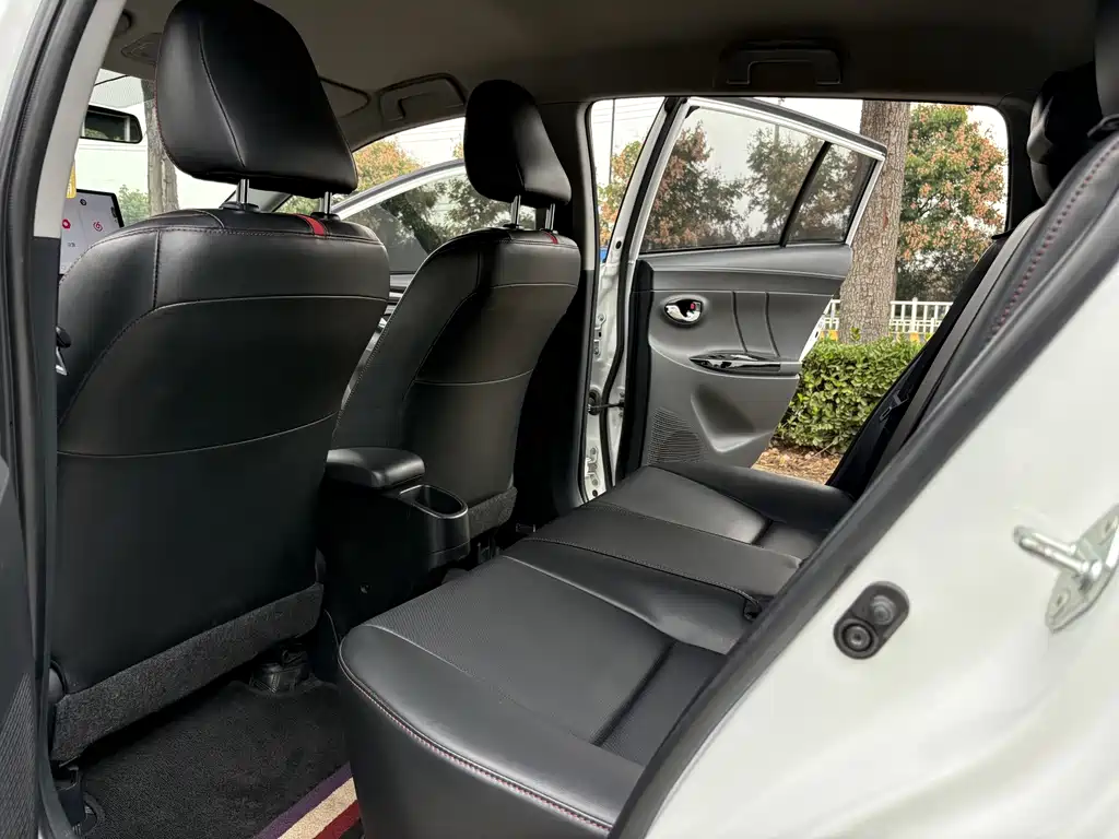 Toyota Yaris L 2022 — фото 13