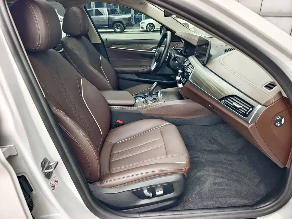 BMW 5 Series — миниатюра 15