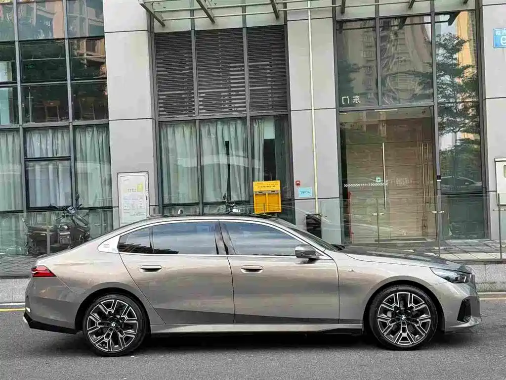 BMW 5 Series — миниатюра 4