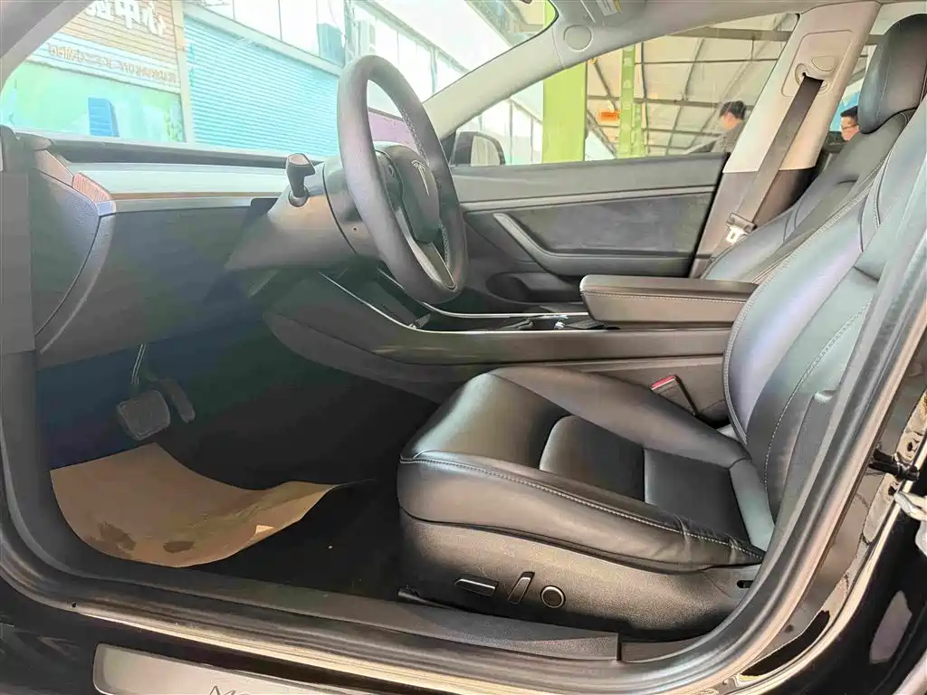 Tesla Model 3 — миниатюра 4