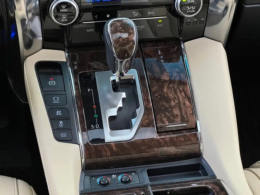 Toyota Alphard — миниатюра 22