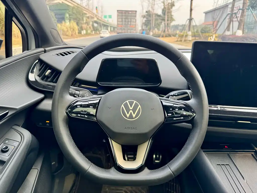 VOLKSWAGEN WITH THE CROWD 06