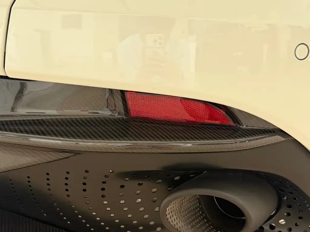 Aston Martin DB12 — миниатюра 12