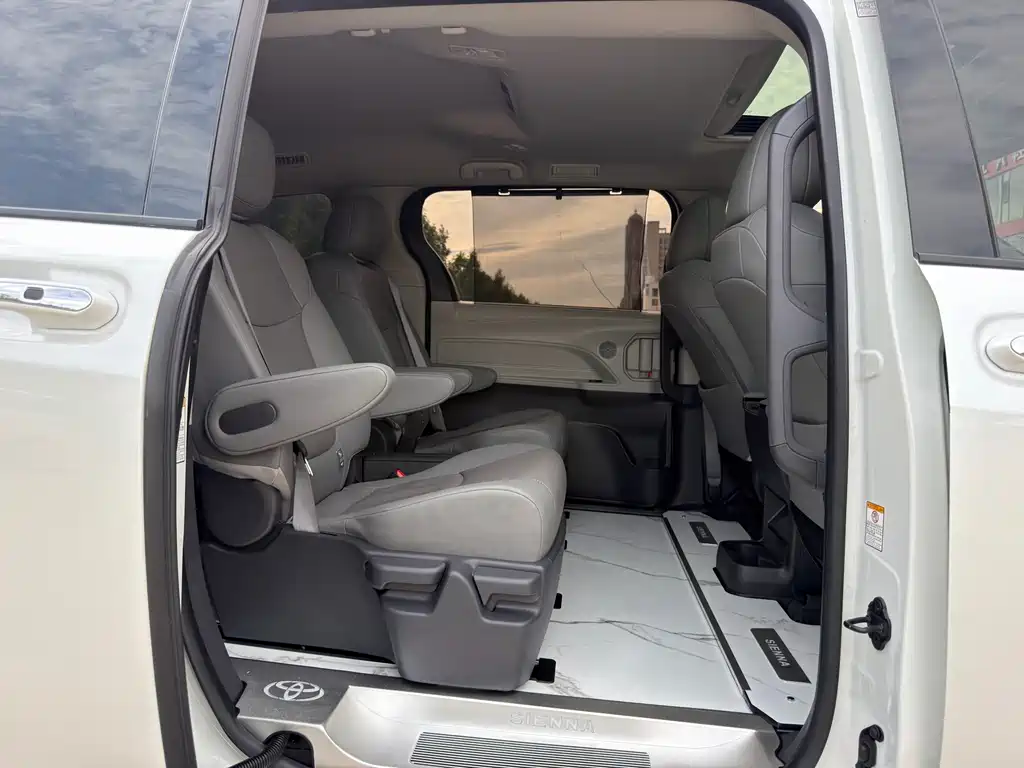 Toyota Sienna — миниатюра 9