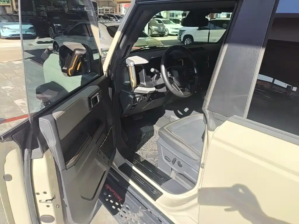 Ford Bronco — миниатюра 16