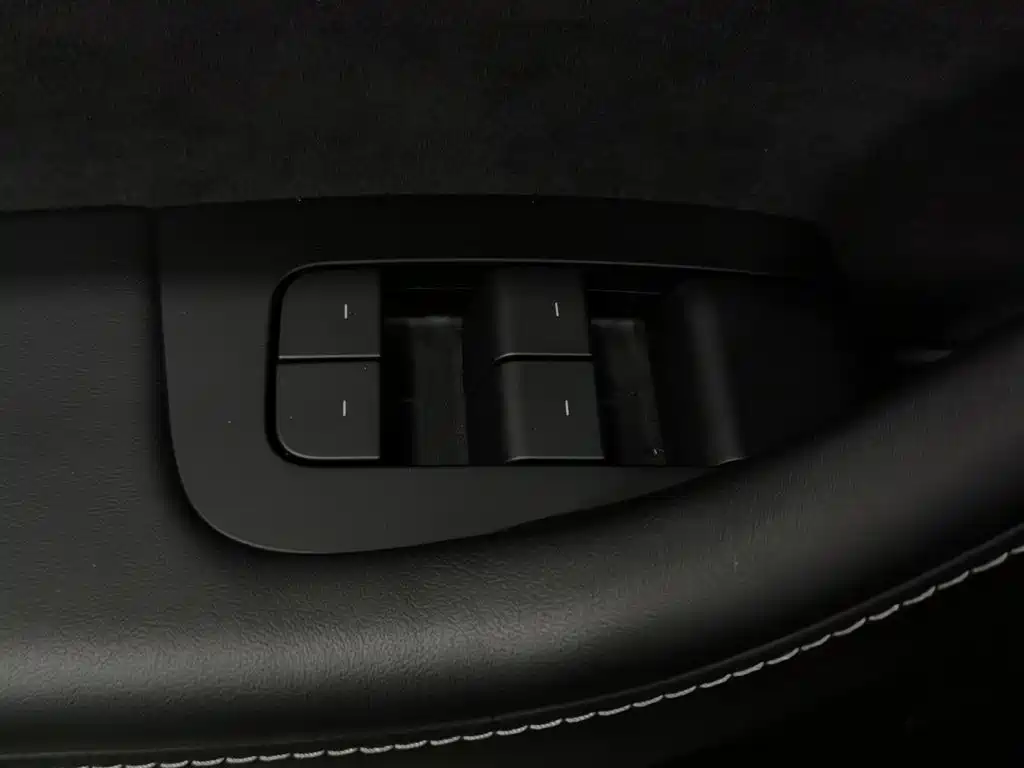 Tesla Model Y — миниатюра 9