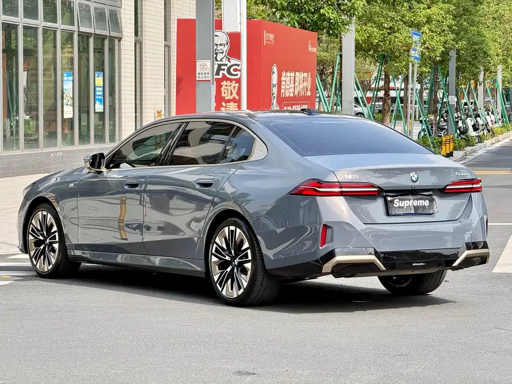 BMW 5 Series — миниатюра 9