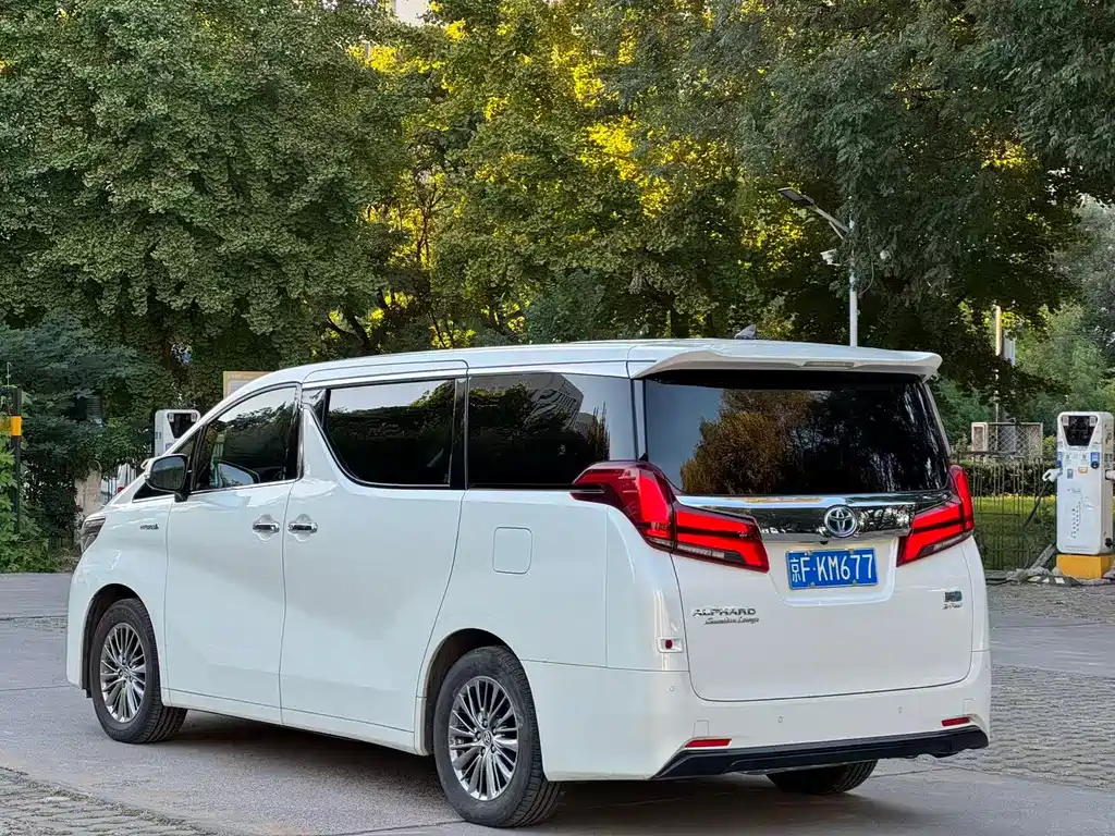 Toyota Alphard — миниатюра 7