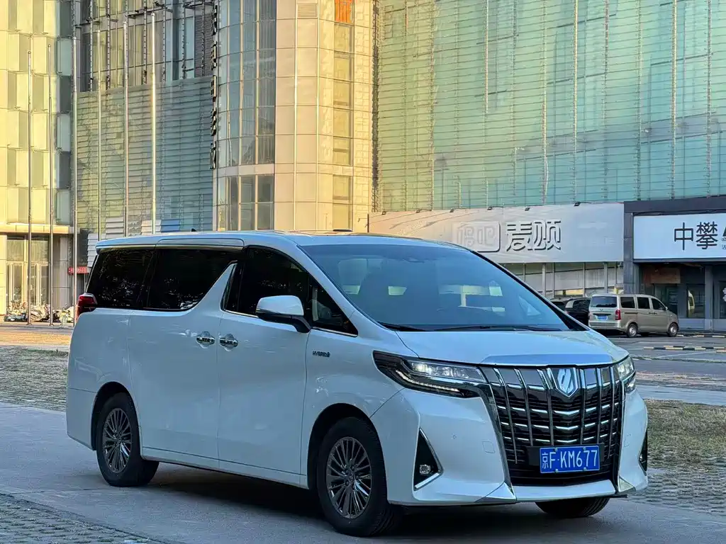 Toyota Alphard — миниатюра 3