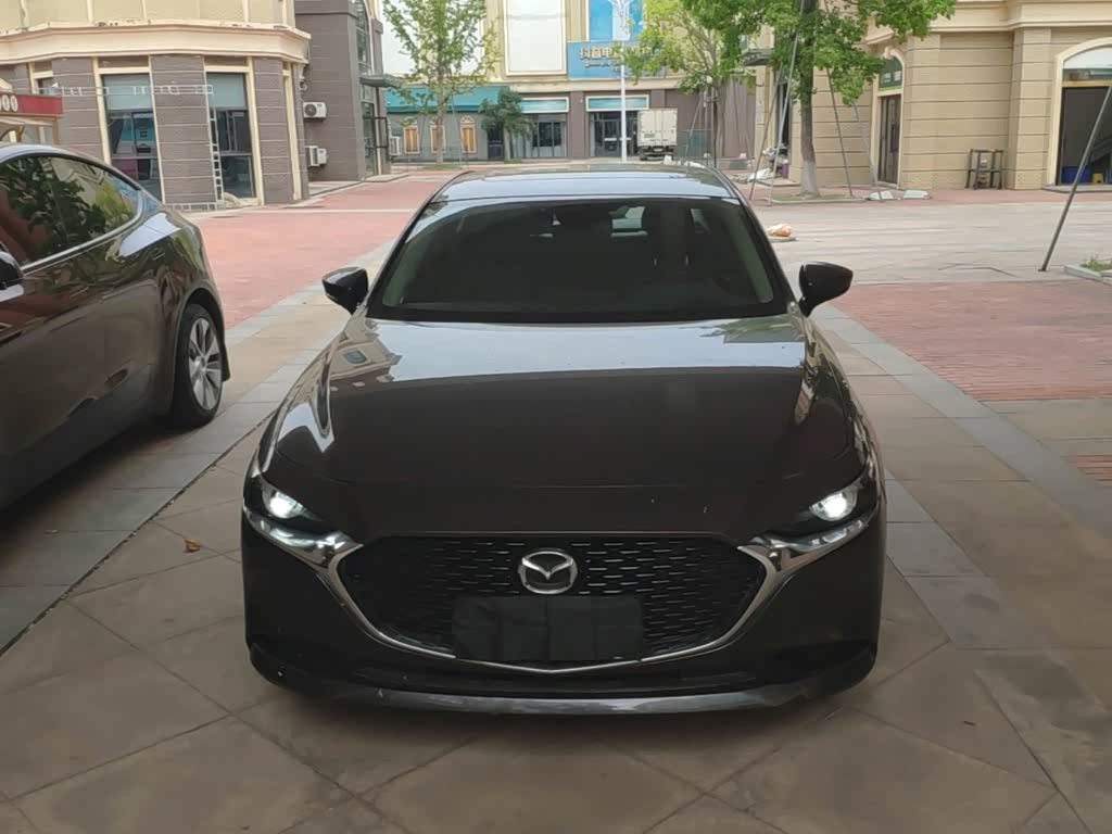 Mazda Mazda3 Axela 2.0 л 2024 г. Серебристо-серый, пробег 26100 км