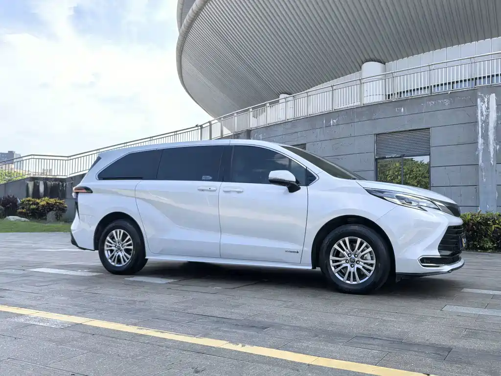 Toyota Sienna — миниатюра 4