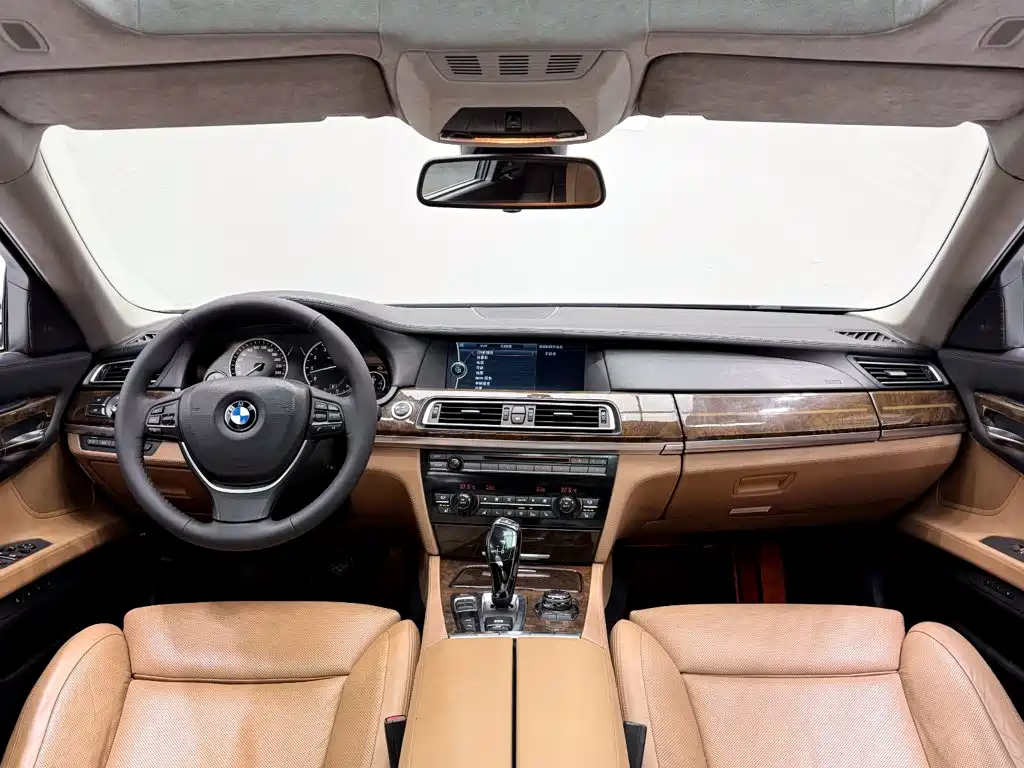 BMW 7 Series — миниатюра 17