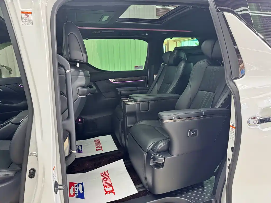 Toyota Alphard — миниатюра 8